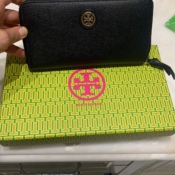 Black Tory Burch wallet excellent condition - Picture 7 of 7